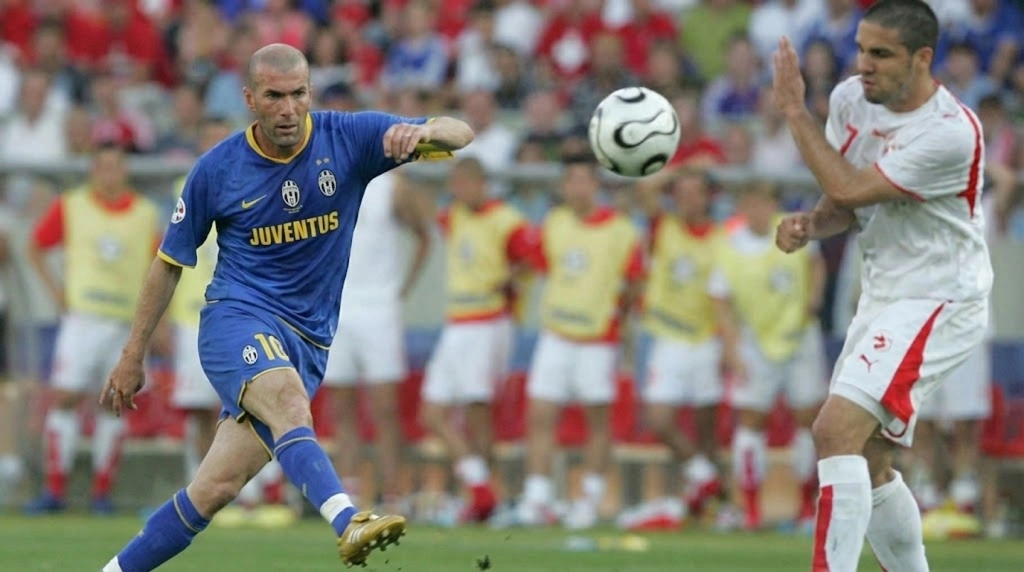 Zidane demonstrating his famous first touch control under pressure